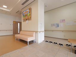 待合室の明るい空間