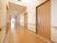 明るい廊下の一望 