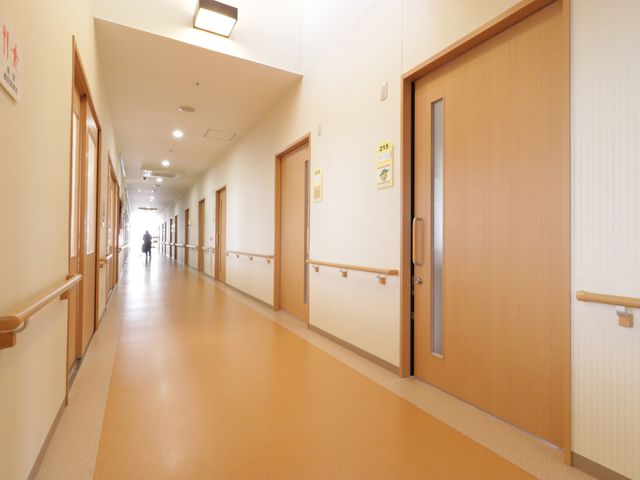 明るい廊下の一望 廊下 手すりが整備された清潔感のあふれる廊下です。働いている方々が安心してご利用者様をサポートできる環境が整っています。