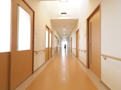 明るい廊下と歩く人影 