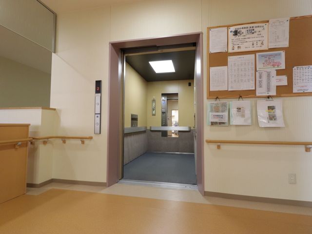 廊下と看護ステーション エレベーター  きれいで明るい廊下は、訪れる人に安心感を与えます。掲示物も整理され、情報共有が行いやすい環境です。