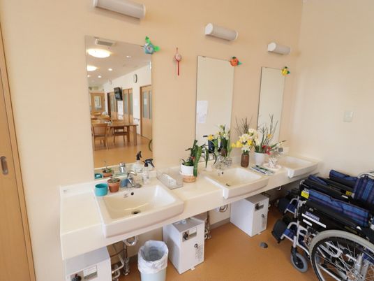 明るい洗面所と車椅子 