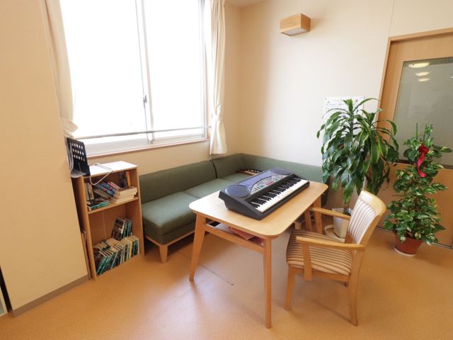 居心地の良い休憩室 共有スペース  日差しが心地よい休憩室には、エレクトーンが備え付けられており、音楽を楽しみながらゆったりとした時間を過ごせる設計になっています。