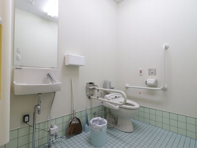 バリアフリー対応トイレ トイレ  手すりとスペースを備えた清潔で安全なトイレです。利用者の快適さを考慮した設計となっています。