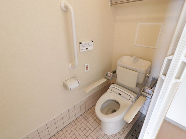 バリアフリートイレ設備 トイレ  安全に配慮された設備のトイレです。手すりや座面も工夫が凝らされ、快適な利用が可能です。