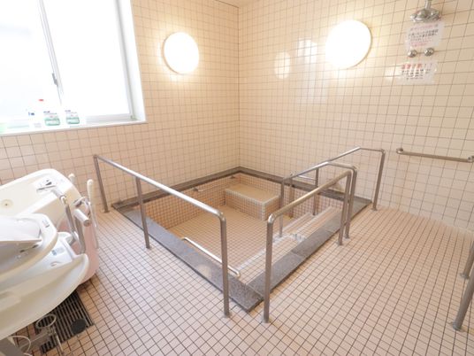 バリアフリーの浴室 