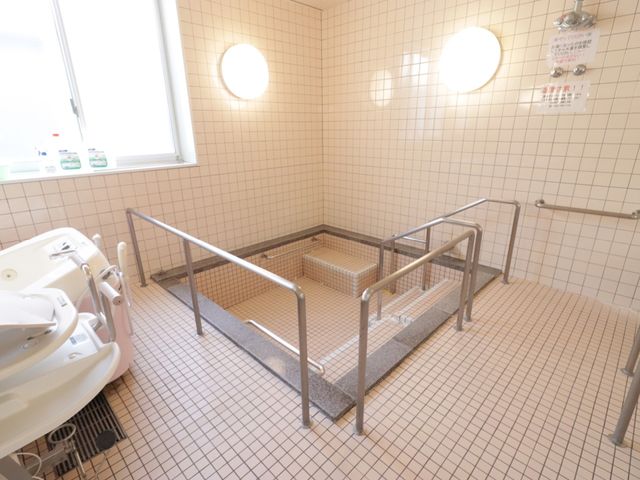 バリアフリーの浴室 浴室 手すりが設置された広々としたバリアフリー設計の浴室です。安心してお使いいただける環境を整えています。