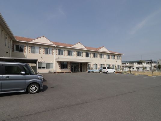  広々とした外観の施設  