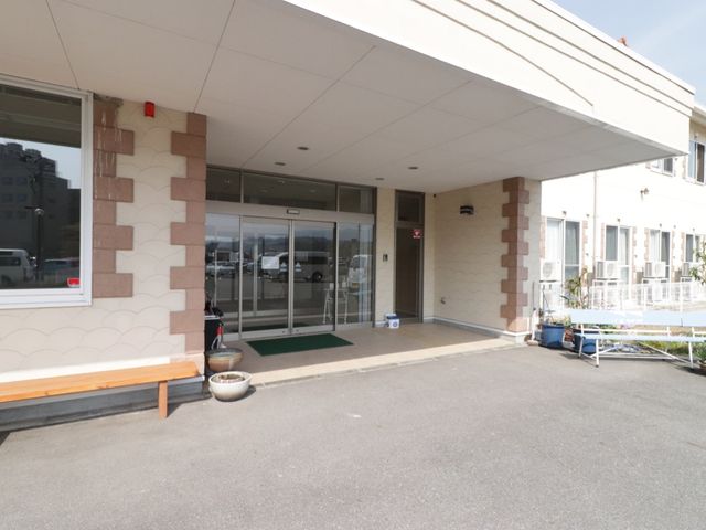 広々とした明るいエントランス 玄関前  ゆったりとしたスペースにベンチも設置された、開放感のあるエントランスです。待ち合わせや小休止にも最適な空間を提供しています。