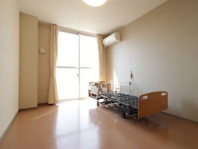  居室内のベッドと窓  