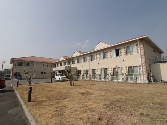 広々とした外観の施設 外観 開放感のある広い敷地に建つ施設です。落ち着いた色調の建物は、訪れる皆さんを優しく迎え入れます。