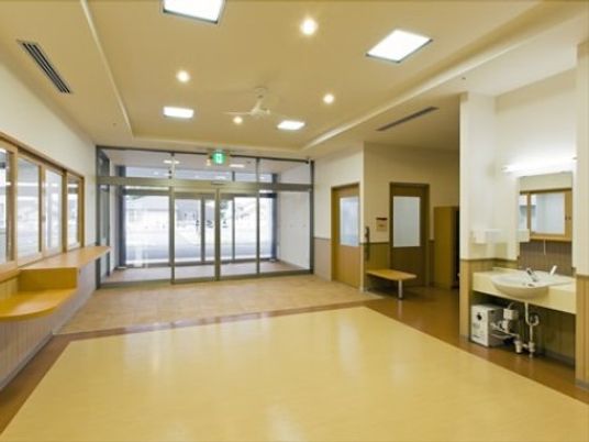明るい光の中庭