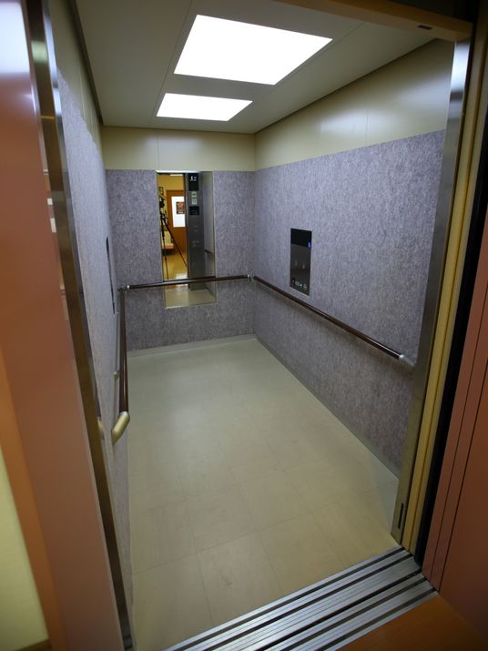 清潔なエレベーター内部