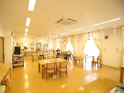 星形の装飾がある明るい居室