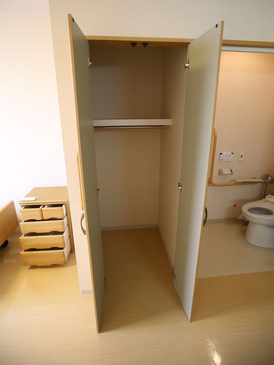居室内のクローゼットと洗面所