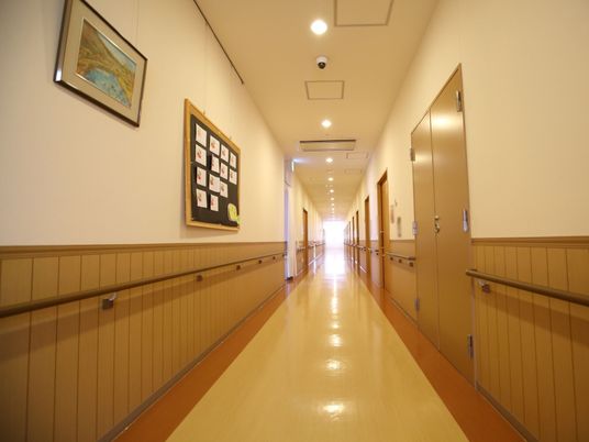 明るく清潔な廊下