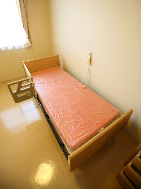 シンプルな居室のベッド