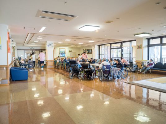 賑やかな共用エリアでの介護業務