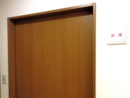落ち着いた色合いの居室の扉