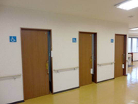 広い廊下の居室入口