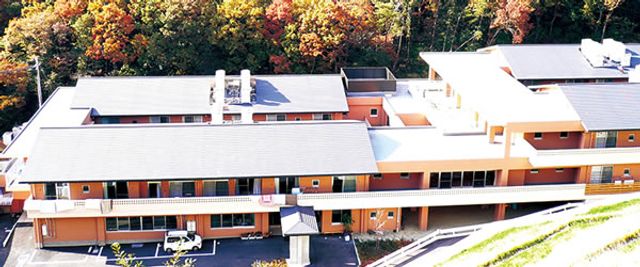 緑に囲まれた建物外観