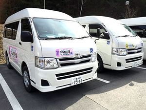 送迎車が並ぶ外観  