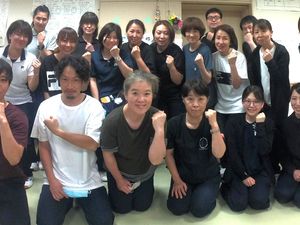 スタッフ集合の室内  