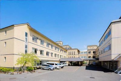 広い駐車場のある建物外観