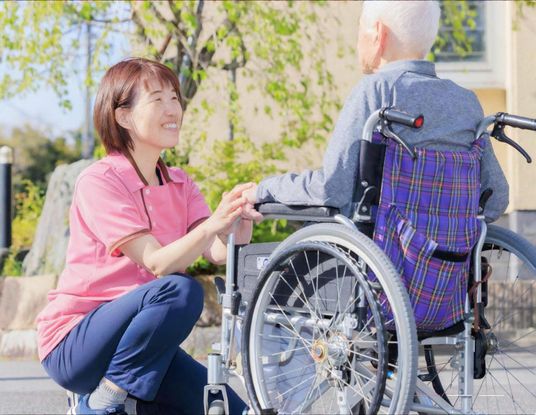 親しげな介護士と利用者の姿