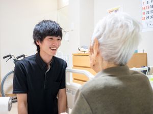 笑顔で接するスタッフと利用者