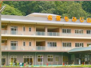 3階建ての建物外観  