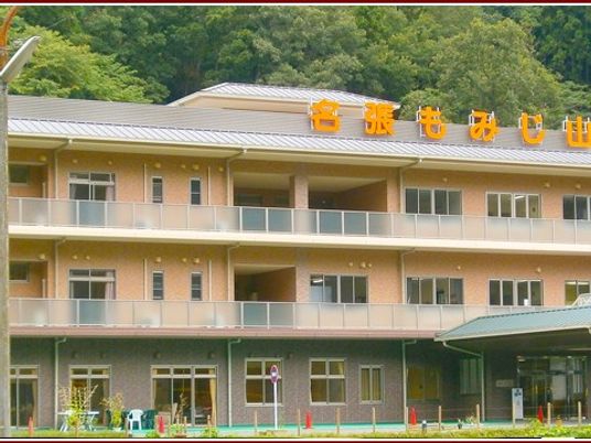 3階建ての建物外観  