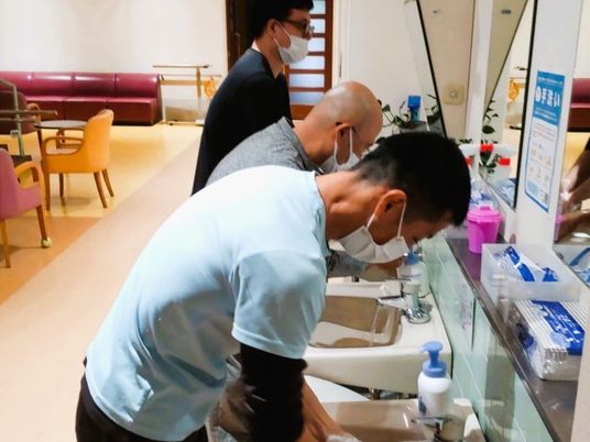 洗面台で手洗いする男性たち  