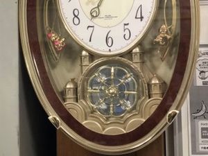 壁掛け時計のある廊下  