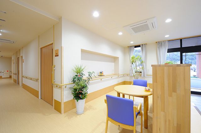 光が差し込む内観 内観 自然光が豊かに差し込む明るい空間です。落ち着ける雰囲気で、コミュニケーションが取りやすくなっています。