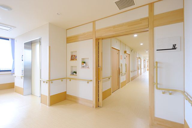 手すりが備わった廊下 廊下 手すりが設置された広々とした廊下は、安全に移動がしやすい設計になっています。