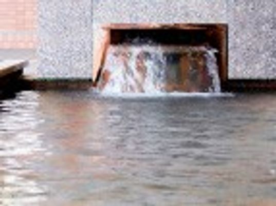 水が流れる施設中庭