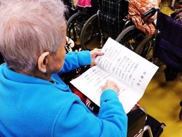 読書を楽しむ様子 多目的室 入居者の方がリラックスしながら、読書を楽しんでいる様子です。快適な空間です。