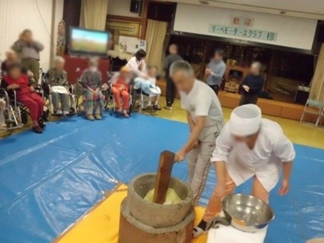 イベント中の様子 多目的室 利用者の方々が参加する楽しいイベントです。柔らかな青いマットが敷かれた広い空間です。