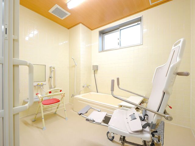 設備が整った浴室 浴室 広々とした浴室は、快適に使用できる設備が整っています。スタッフのサポートも安心です。
