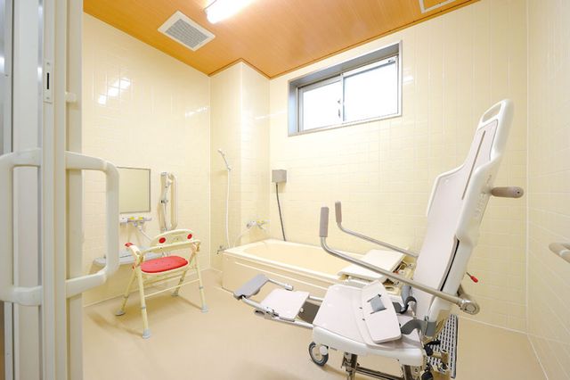 設備が整った浴室 浴室 広々とした浴室は、快適に使用できる設備が整っています。スタッフのサポートも安心です。