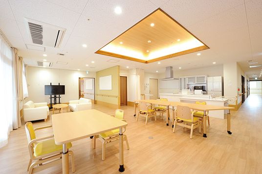自然光が差し込む広々とした部屋