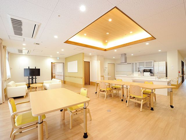 自然光が差し込む広々とした部屋 ラウンジ 明るいラウンジは広々としたスペースで、自然光が差し込み心地よく過ごせます。ソファでのリラックスタイムに最適です。