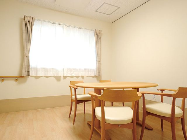 静かな空間の居室 居室   自然光がたっぷり入り、落ち着いた雰囲気の居室です。快適な休息の場として最適です。