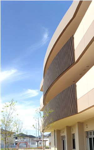 曲線的な外壁のある建物 外観 青い空を背景にした建物は、現代的なデザインが特徴的です。開放感のある設計になっています。