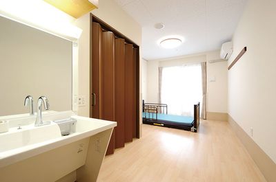 個室の明るい居室