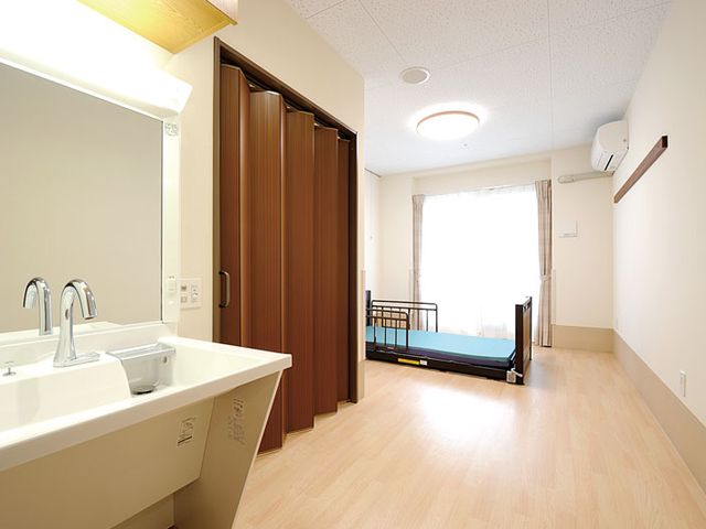 個室の明るい居室 居室 自然光の差し込む広々とした居室です。独立した洗面台が便利に利用できます。