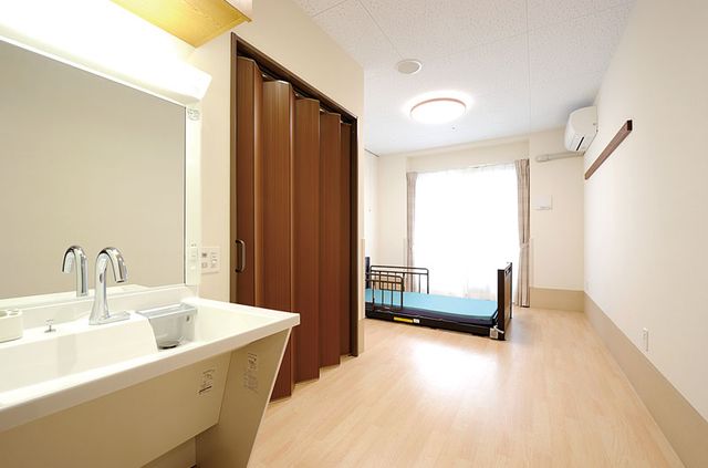 個室の明るい居室 居室 自然光の差し込む広々とした居室です。独立した洗面台が便利に利用できます。