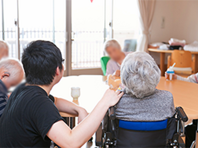 和やかなラウンジ ラウンジ 広々とした空間で、リラックスしたひとときをお過ごしいただけます。自然光が差し込む心地よい場所です。