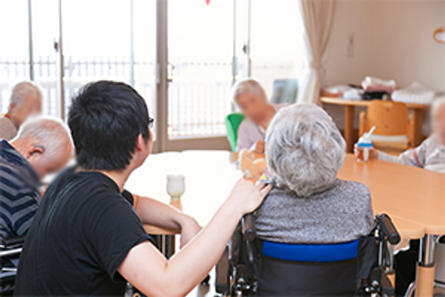 和やかなラウンジ ラウンジ 広々とした空間で、リラックスしたひとときをお過ごしいただけます。自然光が差し込む心地よい場所です。